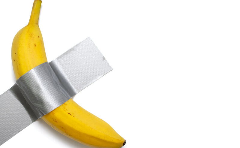 La banana di Cattelan, la domenica gratis e le bugie sull’arte che “ci fa mangiare”